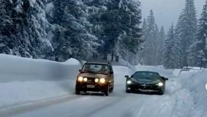 Ferrari SF90 Stradale vs Panda 4x4: la sfida sulla neve [Video]