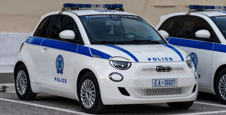 Fiat 500e 3+1, la bizzarra scelta della Polizia greca