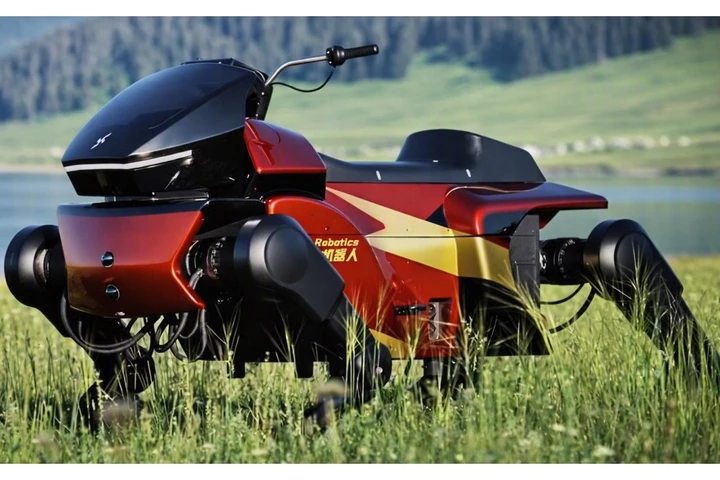 DaxAI Qiji: il cavallo robot cinese supera i 40 km/h