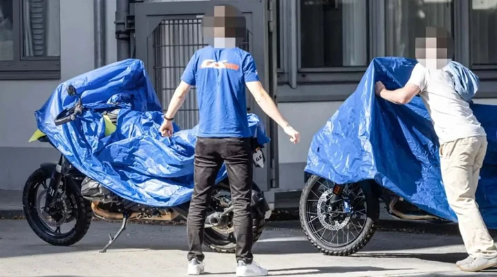 BMW M 1300 GS: le foto spia anticipano la GS più estrema di sempre