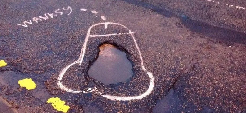 Buche in strada? In UK le segnalano così...