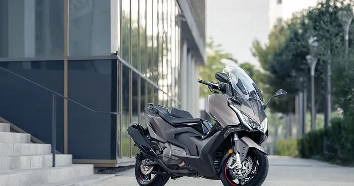 Kymco AK550 Premium: il maxi scooter diventa più interessante [FOTO e VIDEO]
