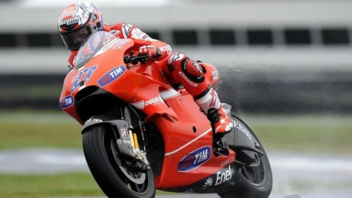 Casey Stoner, super pole davanti a Lorenzo e Spies. Bene Simoncelli, male Rossi e Dovizioso