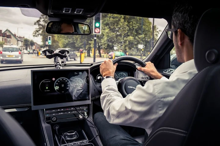 Jaguar Land Rover: semaforo verde per evitare di rimanere nel traffico