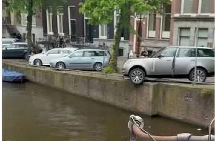 Un modo insolito di parcheggiare con la Range Rover | Video