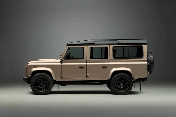 Il Land Rover Defender Classic V8 fa un salto nella modernità con OCTA