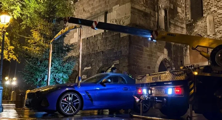 Con la BMW finisce sulla scalinata di San Giusto, serve la gru