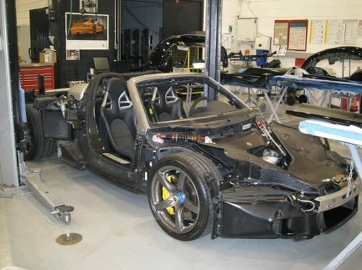 La nudità di una Porsche Carrera GT
