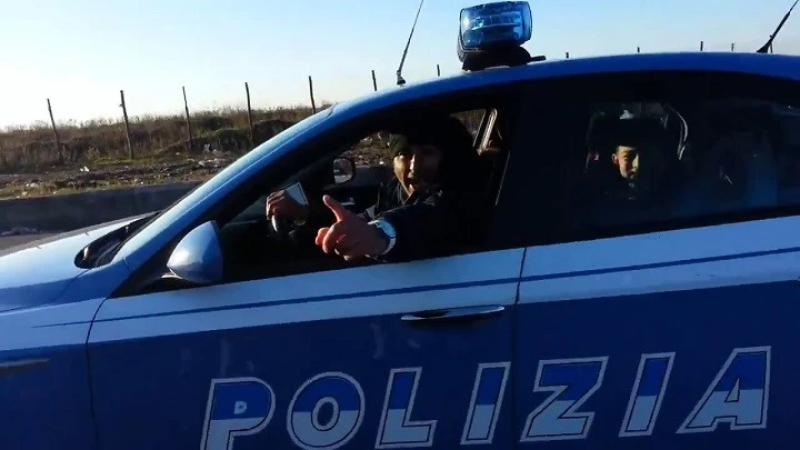 Famiglia di rom scorrazza su una volante della Polizia: è l'auto di un set cinematografico [Video]
