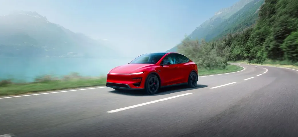 Tesla Model Y, in anteprima i contenuti inediti della versione economica