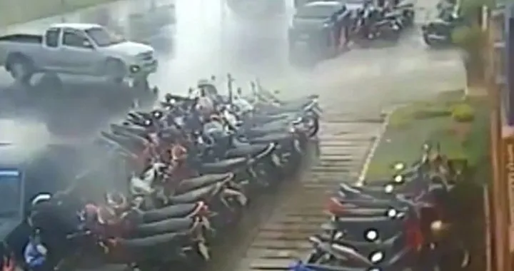 Pick-up perde il controllo e fa strike... di scooter [Video]