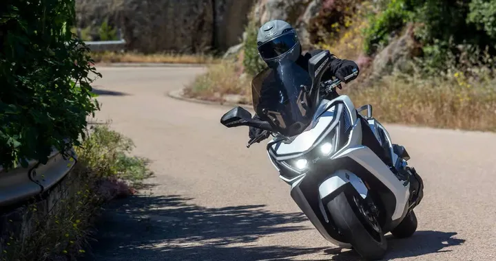 Sym Cruisym 400: debutta con Dashcam di serie e monitoraggio pneumatici
