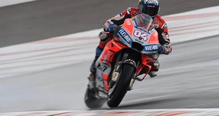 MotoGP: Dovi-Ducati, trionfo nel diluvio su Rins e Espargarò. Rossi-show ma ko!