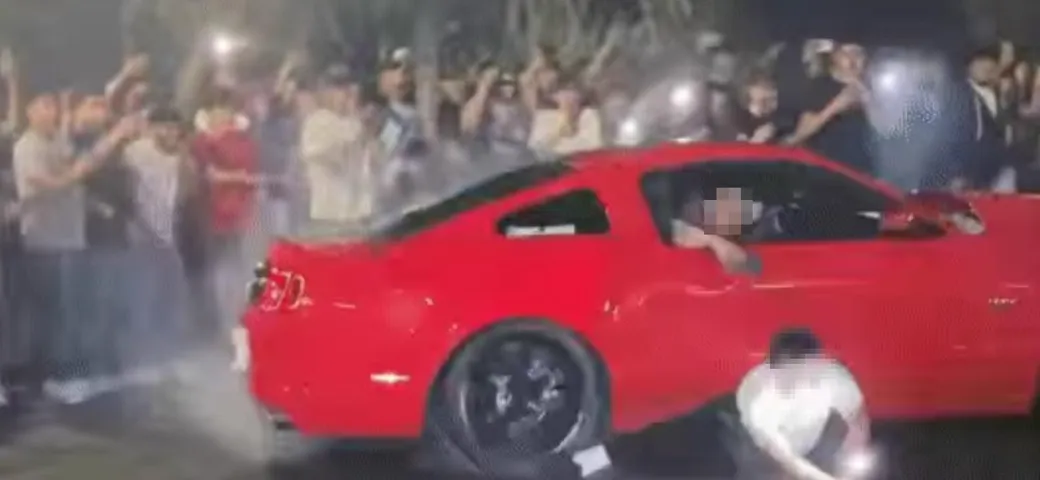La Ford Mustang toglie i pantaloni a un ragazzo [Video]