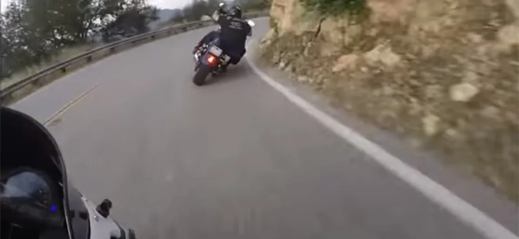 Guidare una Harley-Davidson come una sportiva [Video]