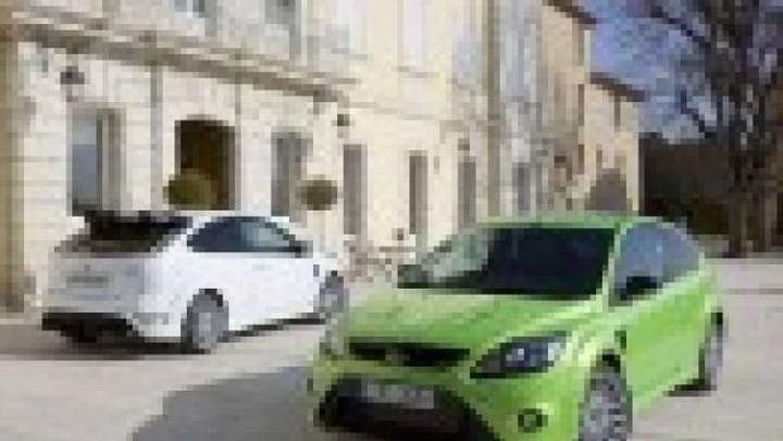 Video: Ford Focus RS contro Renault Megane R26R in pista