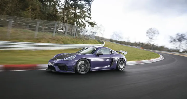 Porsche 718 Cayman GT4 RS: debutta il nuovo kit Manthey per la sportiva [FOTO]
