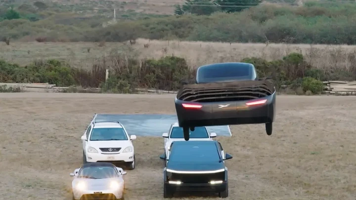 L'auto volante Alef sorvola una Tesla Roadster: il video della sfida a Elon Musk