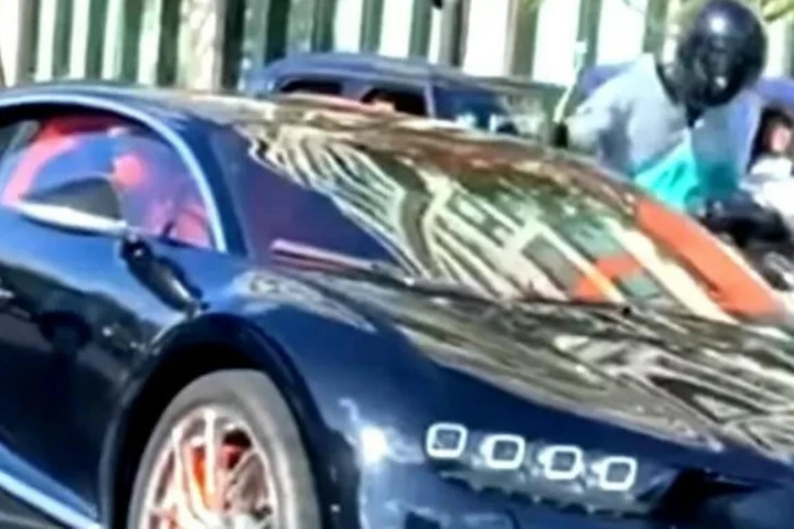 Bugatti Chiron presa a colpi di martello da uno scooterista [Video]