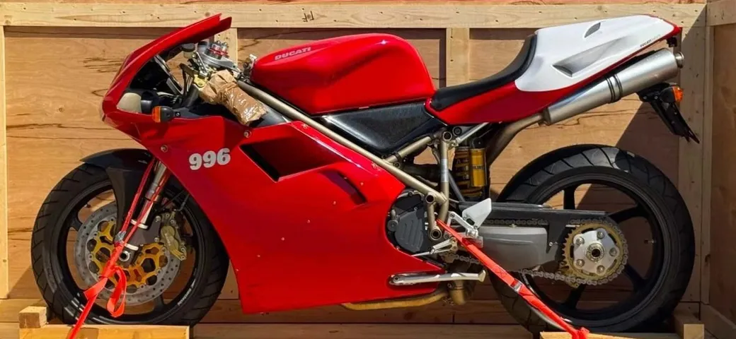 Questa Ducati 996 SPS è ferma nel suo box da 26 anni, in attesa che qualcuno decida di provarla