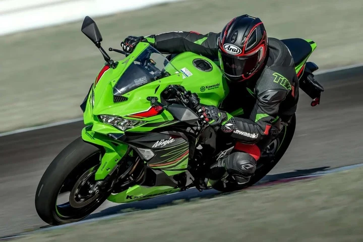 Ninja ZX-4R per neopatentati: la Kawasaki da 48 CV che ruggisce oltre i 15.000 giri
