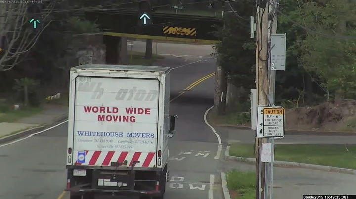 Il camion non passa sotto il ponte
