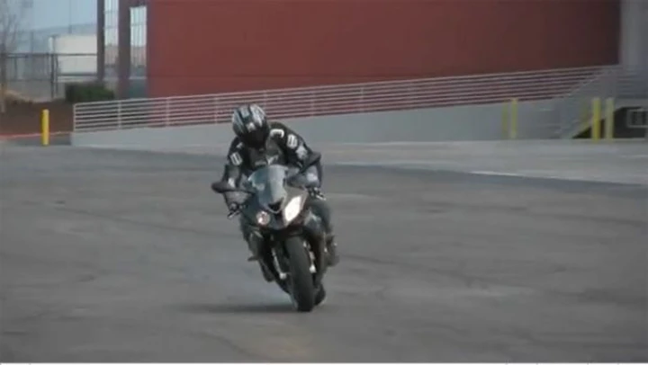Drifting e stunting con una BMW S1000RR 2010