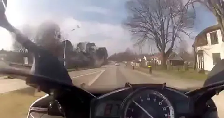 Yamaha R1 vs Mercedes SL63 AMG  sul filo dei 300kmh