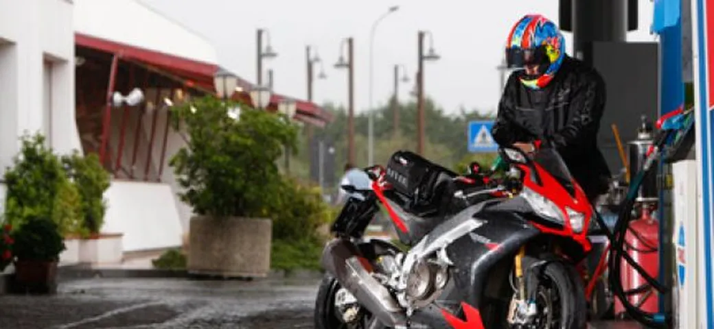Primi assaggi su strada della Aprilia RSV4