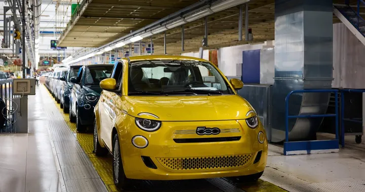 Mirafiori riparte, 80 neoassunti sono già sulle linee della Fiat 500 Hybrid