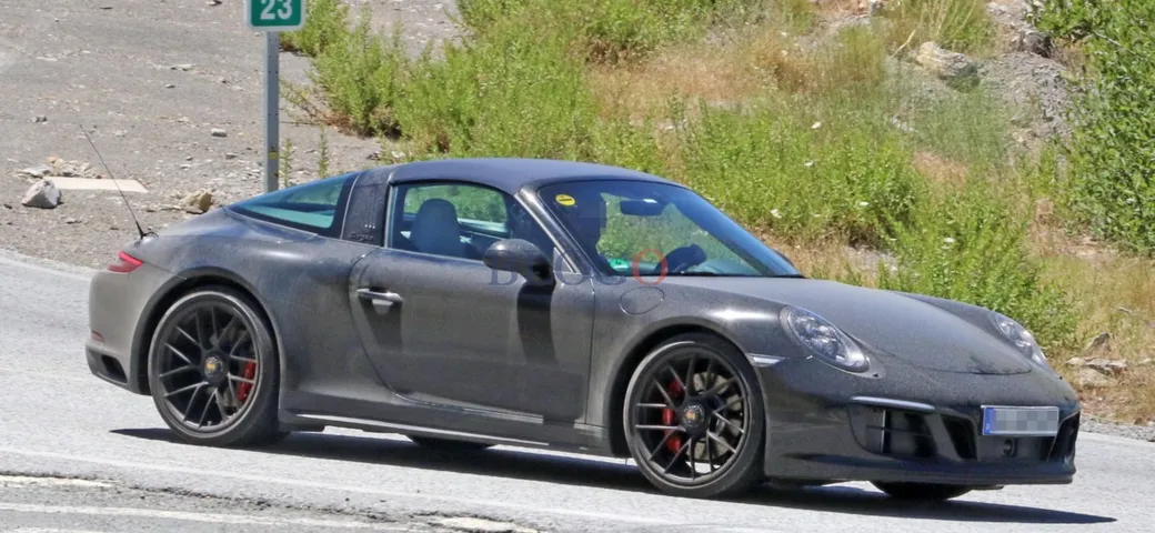 Porsche 911 GTS Targa: foto spia del restyling