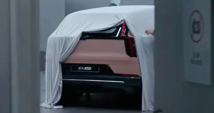 Volvo EX60, un'immagine scopre la forma del SUV di fascia alta