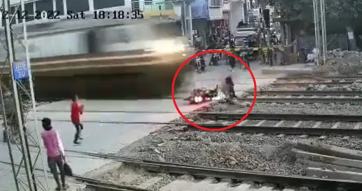 Motociclista sfugge alla morte sui binari [Video]