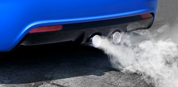 Sosta con motore acceso: multa anche d’inverno