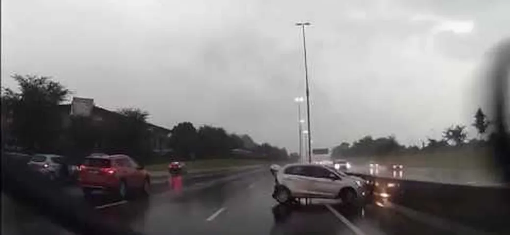 Mercedes SLS: incidente per aquaplaning in autostrada [Video]
