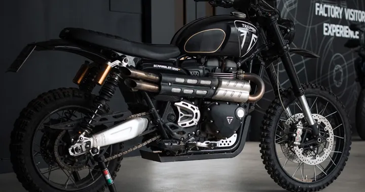 Triumph Scrambler 1200 XE, venduta all'asta quella di Bond
