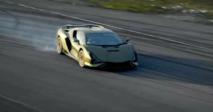 Lamborghini Sián: traversi in pista con la supercar ibrida [Video]