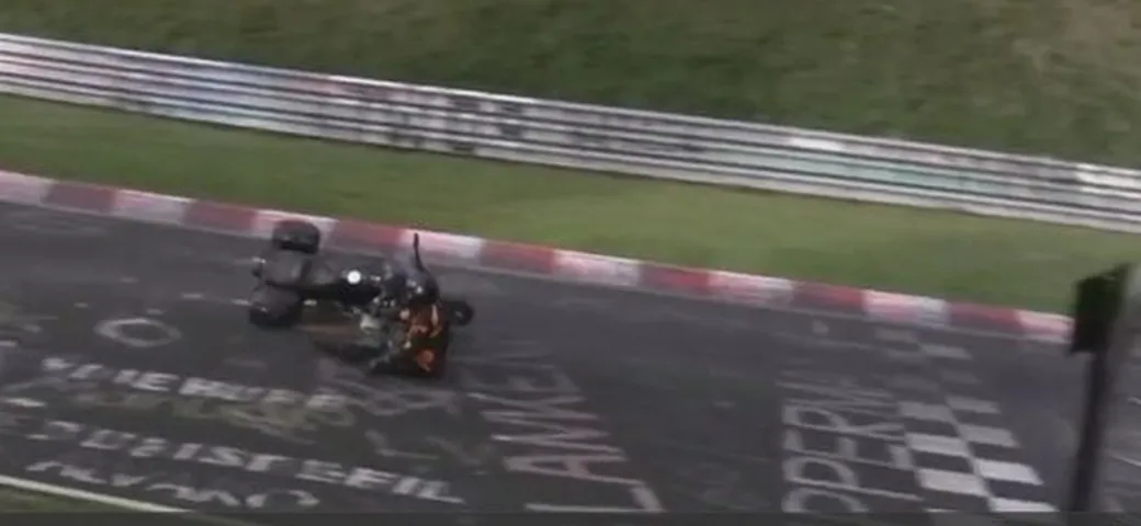 Troppo veloce in curva al Nürburgring [Video]