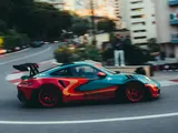 Dua Lipa firma la Porsche Rennstall 911 GT3 RS: solidarietà a Monaco