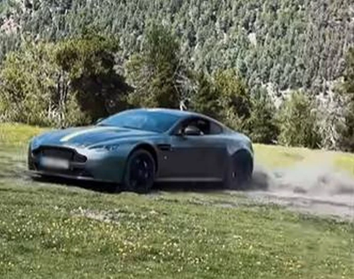 Aston Martin Vantage AMR costretta a fare lo show off-road | Video