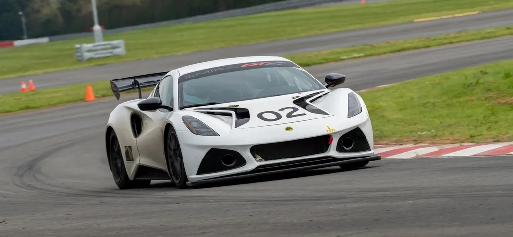 Lotus Emira GT4, la nuova vettura da corsa di Hethel