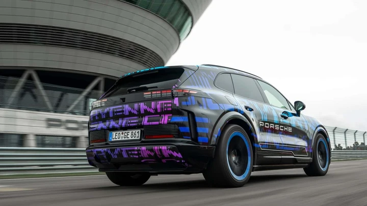 Porsche rilancia i motori a combustione ma svela il Cayenne Electric