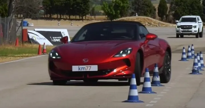 MG Cyberster, la roadster elettrica sorprende nei test dell’alce