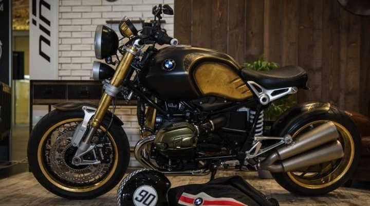 La BMW R nineT si veste di tatuaggi