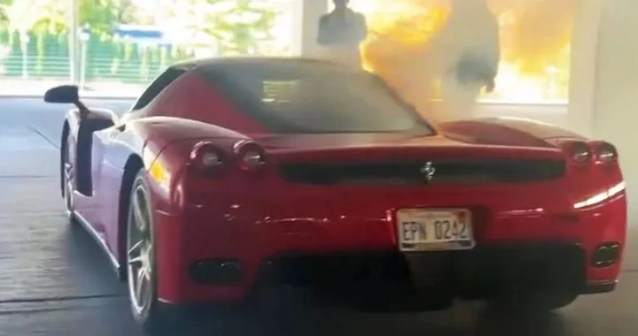Un incubo da tanti zeri, la Ferrari Enzo inizia a fumare: paura