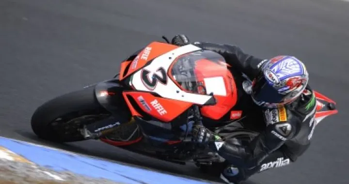 Max Biaggi: "RSV4 competitiva grazie ai tecnici Aprilia"