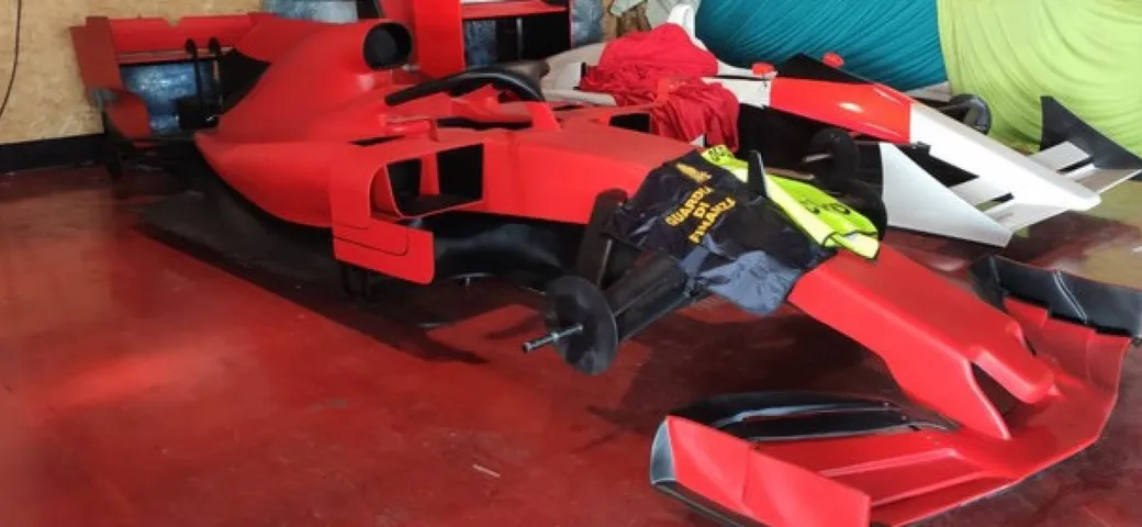 F1: la riproduzione falsa della Ferrari SF90 sequestrata a La Spezia