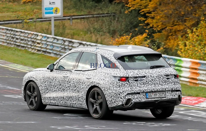 Genesis GV70: le foto spia