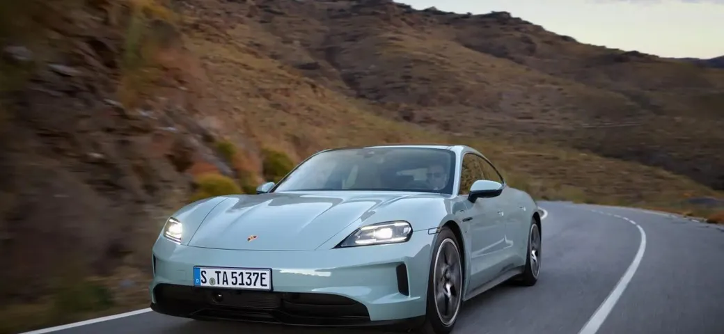 Porsche Taycan batte 24 concorrenti: è ancora l'elettrica dell'anno
