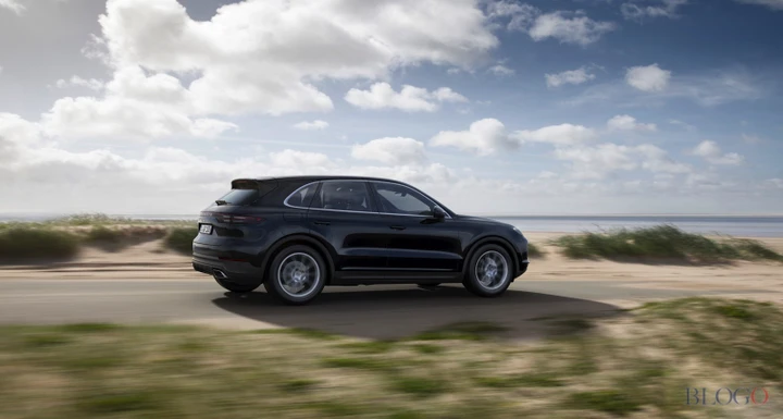 Porsche Cayenne colpita in autostrada da un pezzo di autocisterna